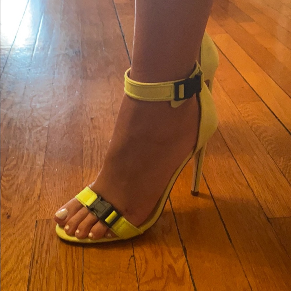 Green strapped heels. - Picture 4 of 5